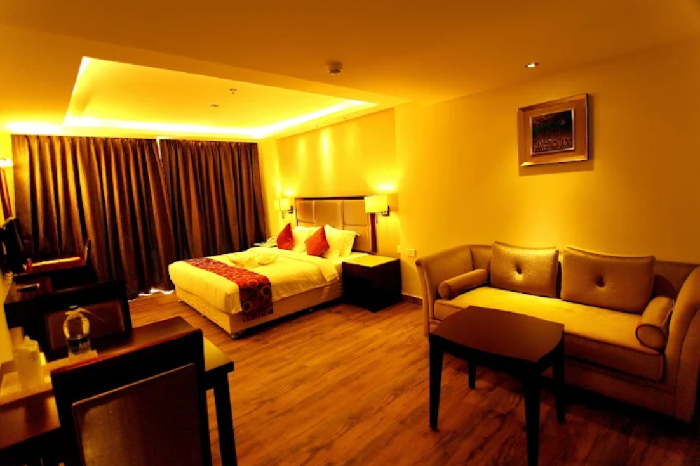 1 x Suit Room